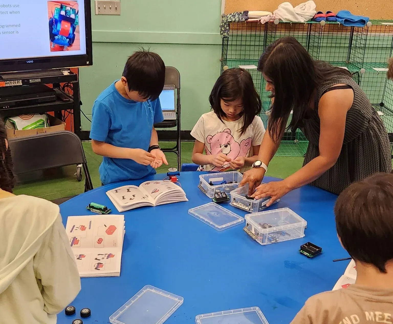 Robo-Tots: A Play & Learn Adventure! 